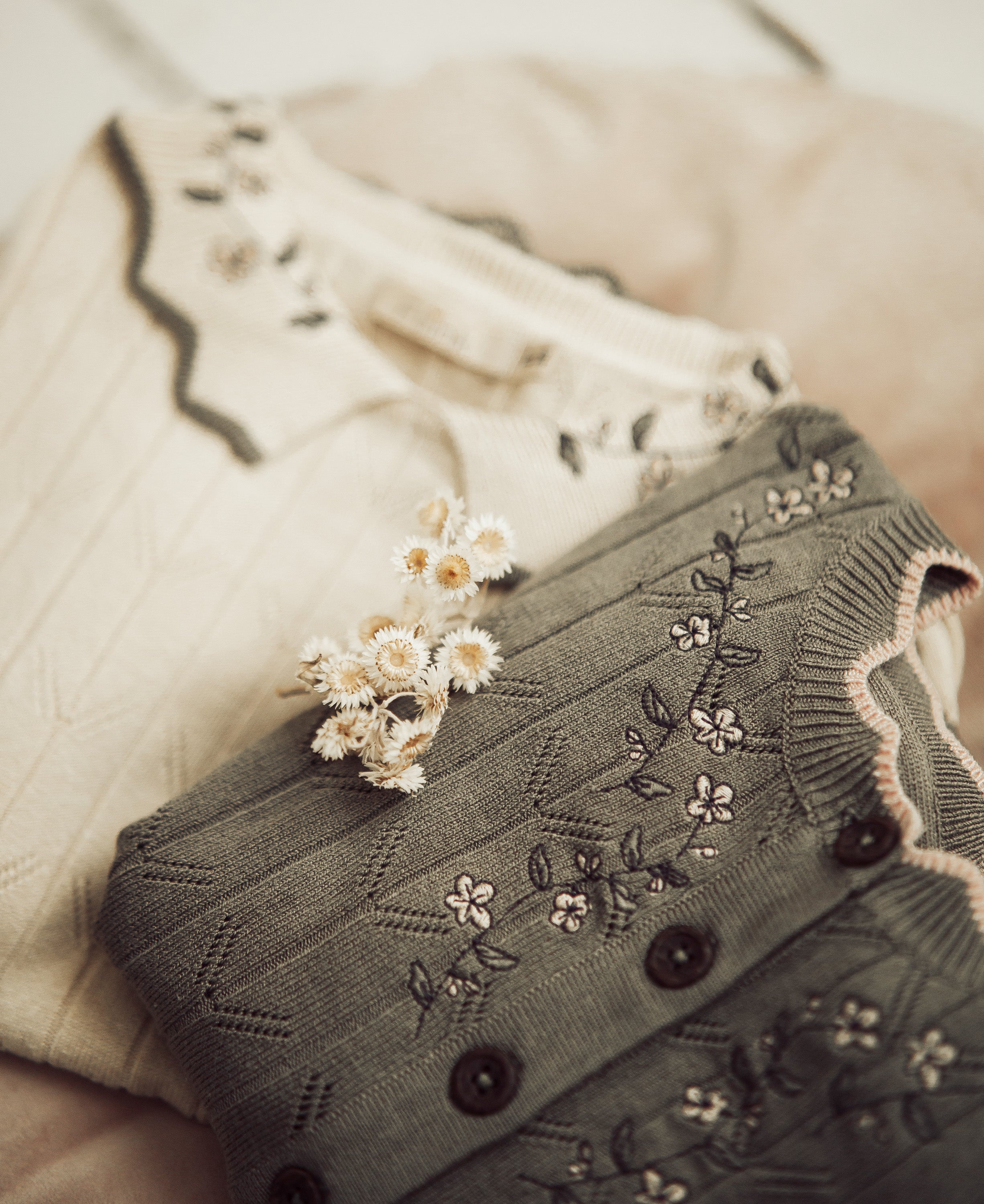 SUNNY EMBROIDERED 3/4 KNIT kjóll